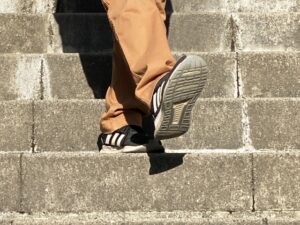 歩く足元