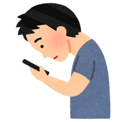 スマホを見ている男性