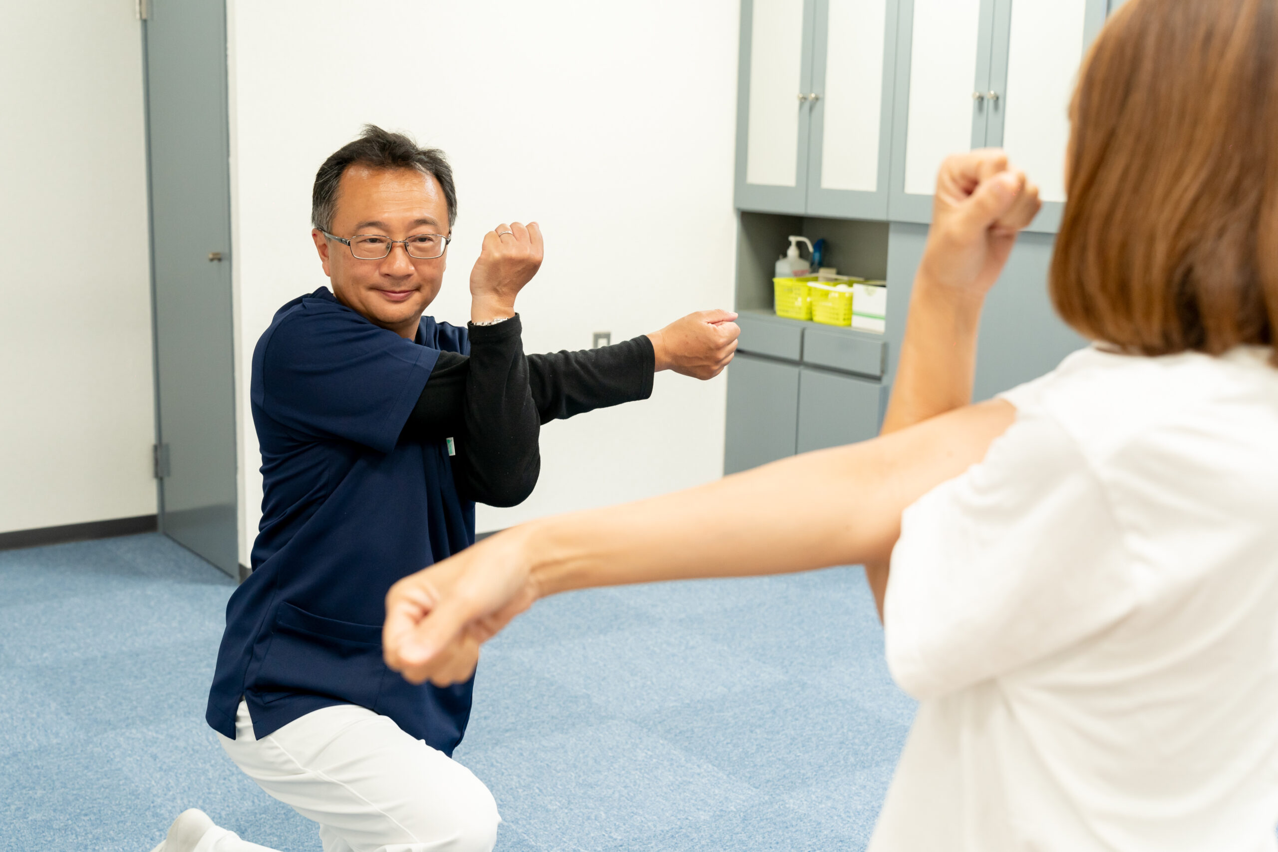 日常ケアのアドバイスをする内田院長