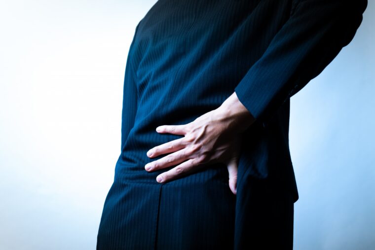 「座りすぎ」は血液の渋滞？50代デスクワーカーの腰痛を引き起こす、意外な正体とは